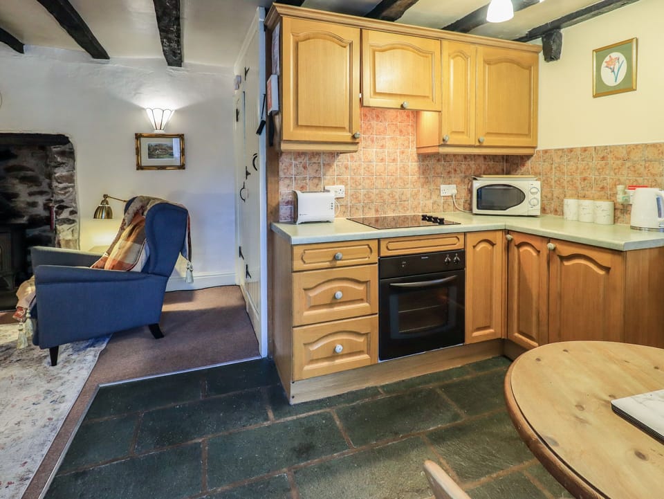 Fridge, cookware/dishes/utensils