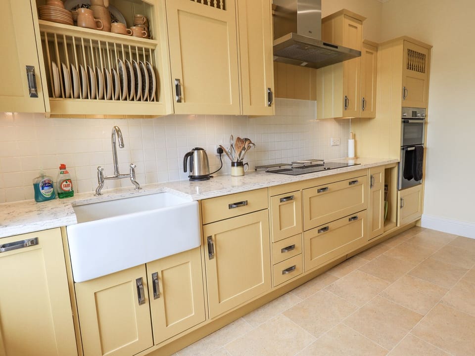 Cottage | Private kitchen | Fridge, dishwasher, cookware/dishes/utensils
