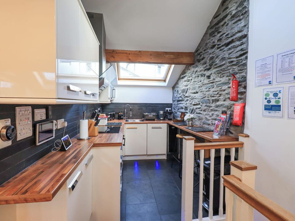 Cottage | Private kitchen | Fridge, dishwasher, cookware/dishes/utensils
