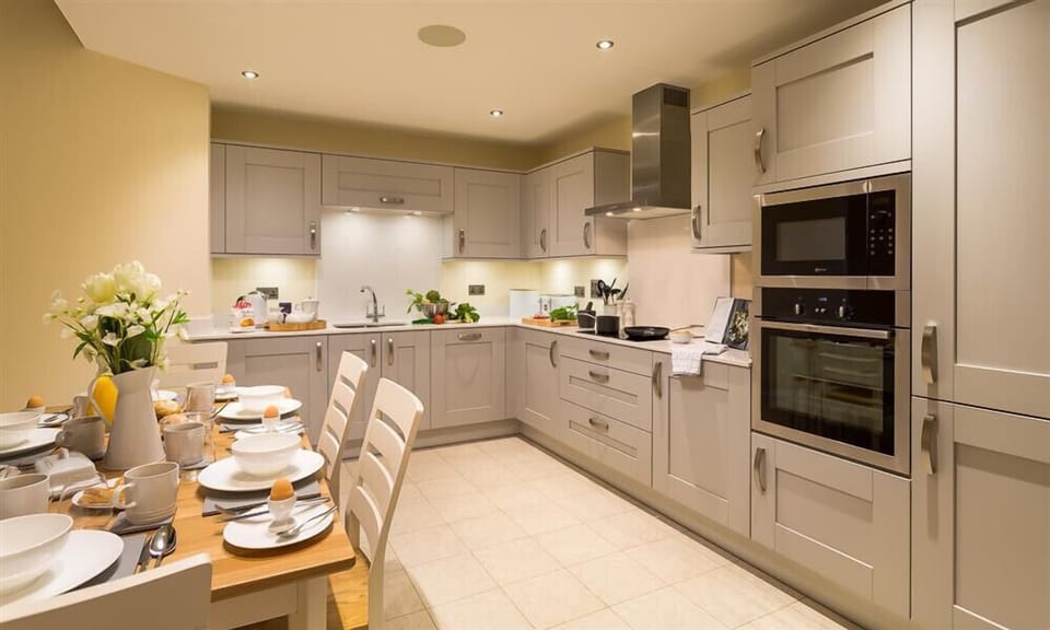 Fridge, microwave, dishwasher, cookware/dishes/utensils