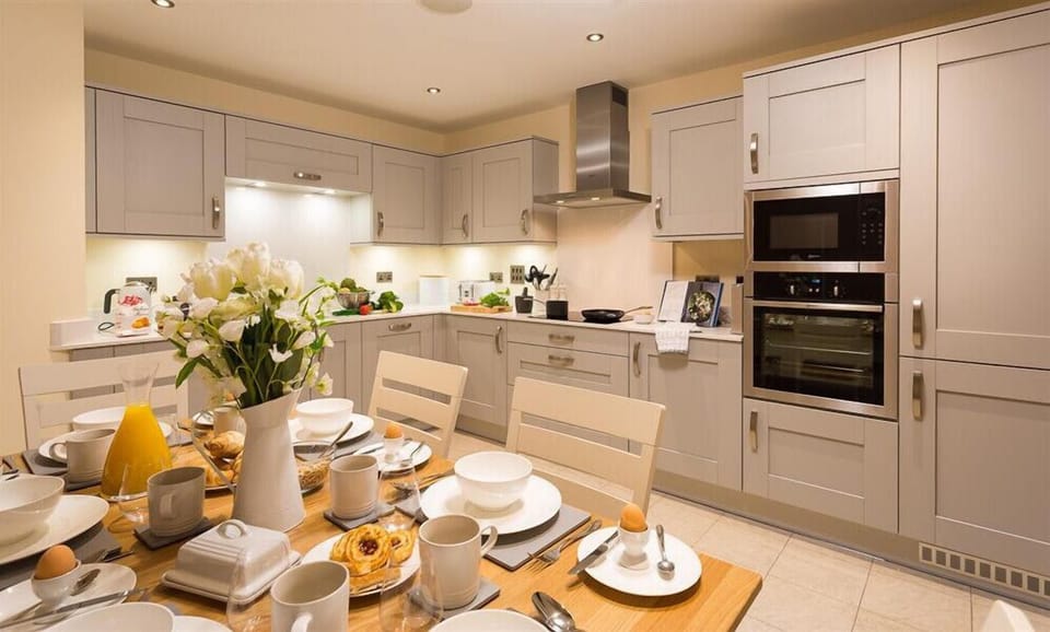 Fridge, microwave, dishwasher, cookware/dishes/utensils
