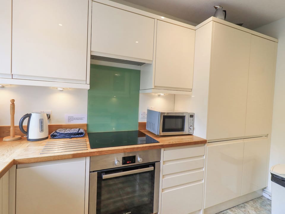 Cottage | Private kitchen | Fridge, dishwasher, cookware/dishes/utensils