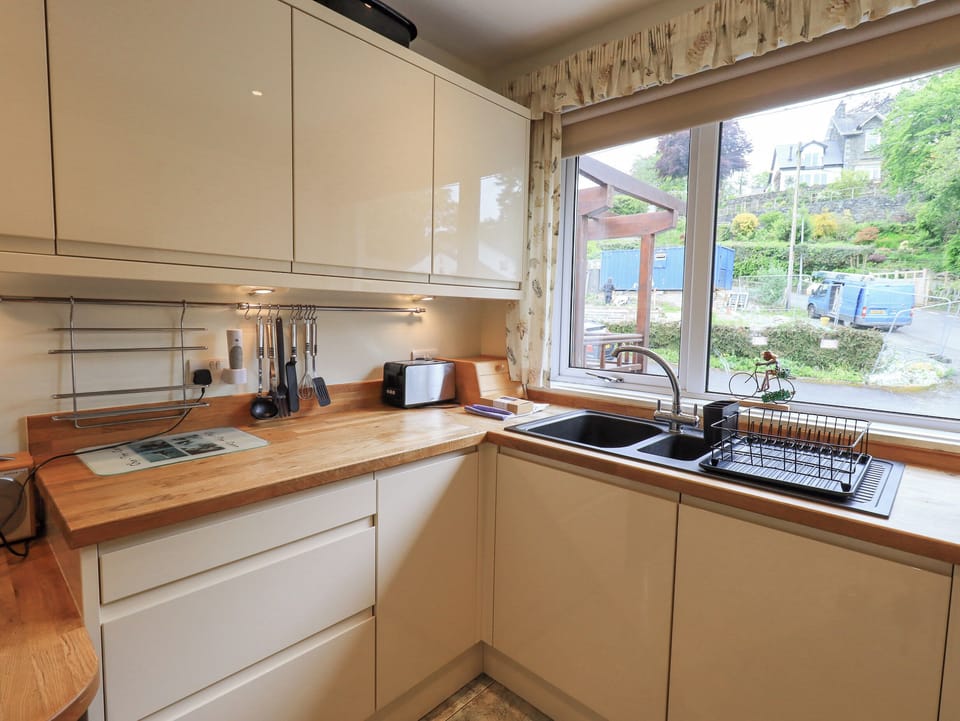 Cottage | Private kitchen | Fridge, dishwasher, cookware/dishes/utensils