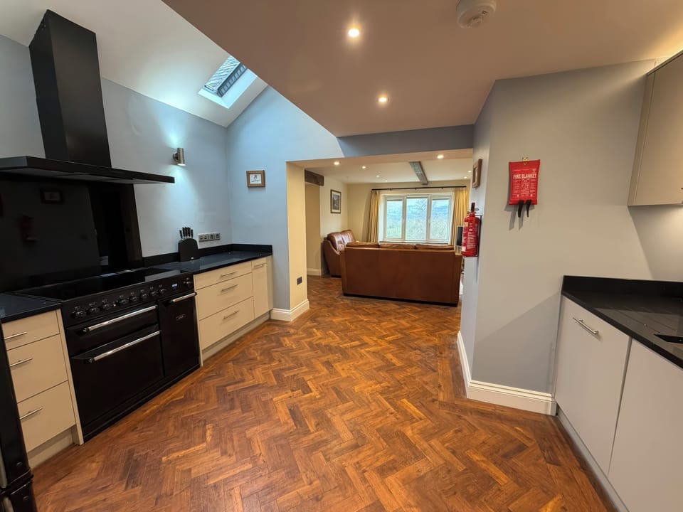 Cottage | Private kitchen | Fridge, dishwasher, cookware/dishes/utensils