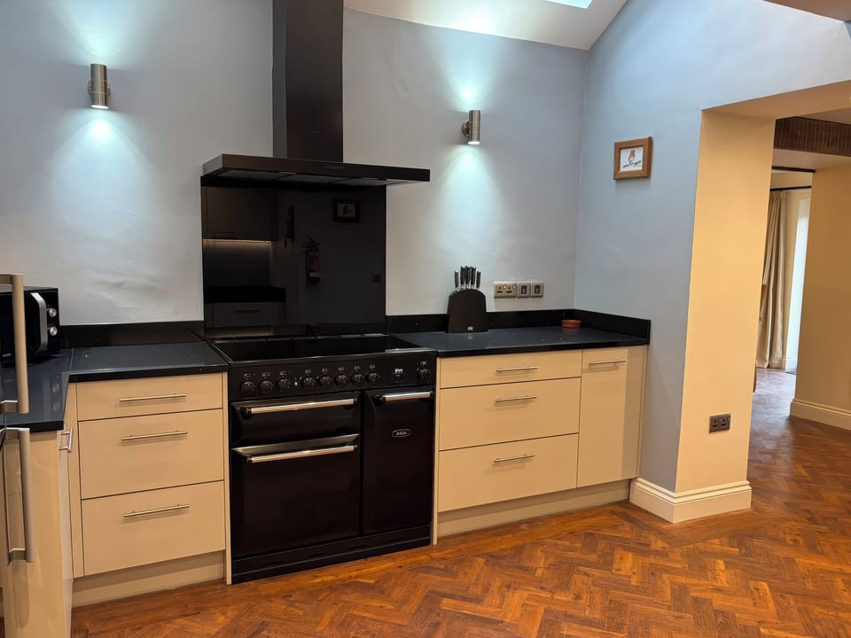 Cottage | Private kitchen | Fridge, dishwasher, cookware/dishes/utensils