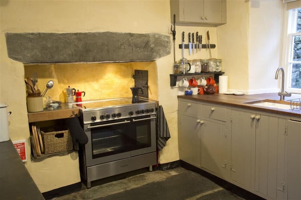 Fridge, dishwasher, cookware/dishes/utensils
