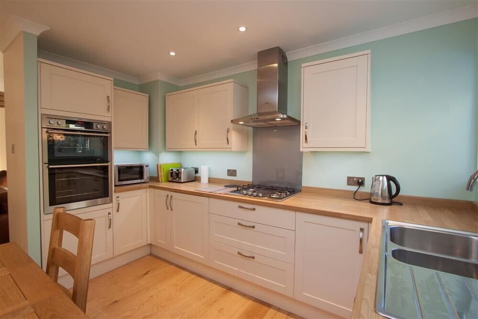 Fridge, dishwasher, cookware/dishes/utensils
