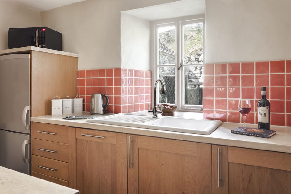 Cottage | Private kitchen | Fridge, dishwasher, cookware/dishes/utensils