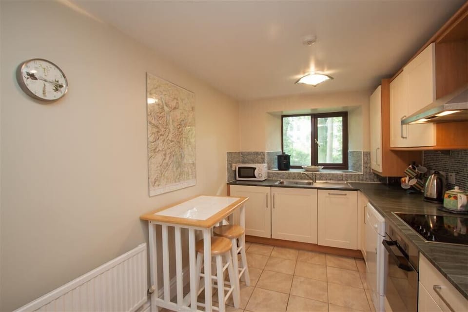 Fridge, dishwasher, cookware/dishes/utensils