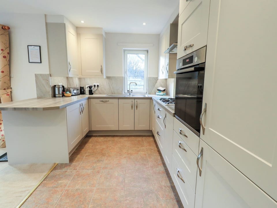 Cottage | Private kitchen | Fridge, dishwasher, cookware/dishes/utensils