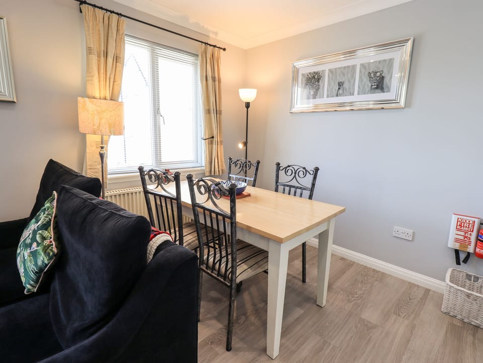 Cottage | Dining