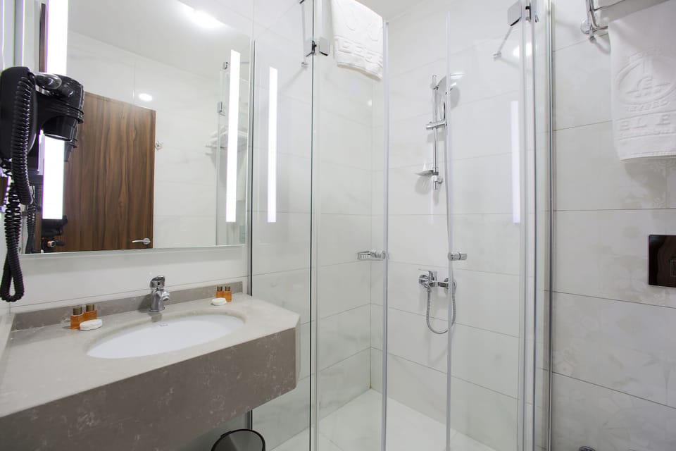 Standard Triple Room | Bathroom | Shower, free toiletries, hair dryer, slippers