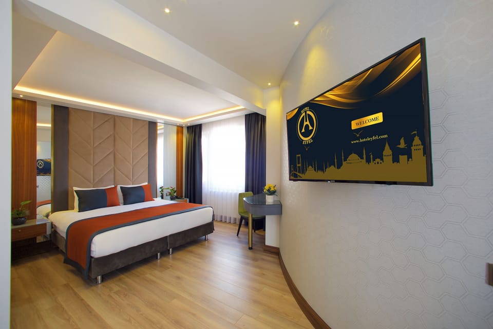Deluxe Room | Minibar, in-room safe, desk, laptop workspace