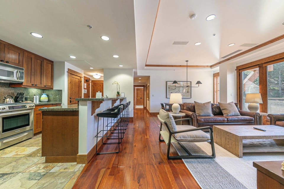 4001 Northstar Dr Unit 404-print-017-006-Interior-3258x2171-300dpi