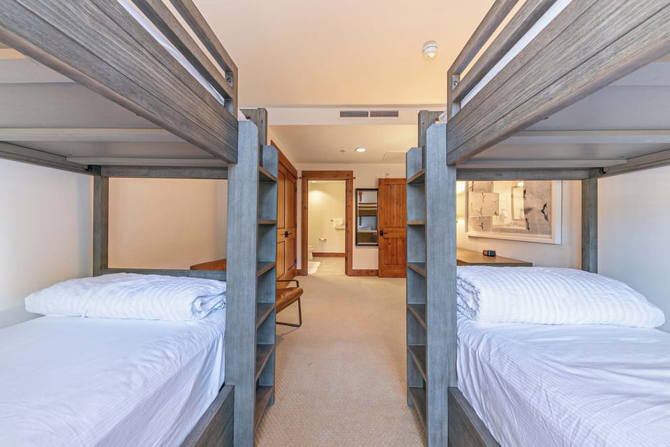 4001 Northstar Dr Unit 404-print-015-012-Interior-3360x2240-300dpi