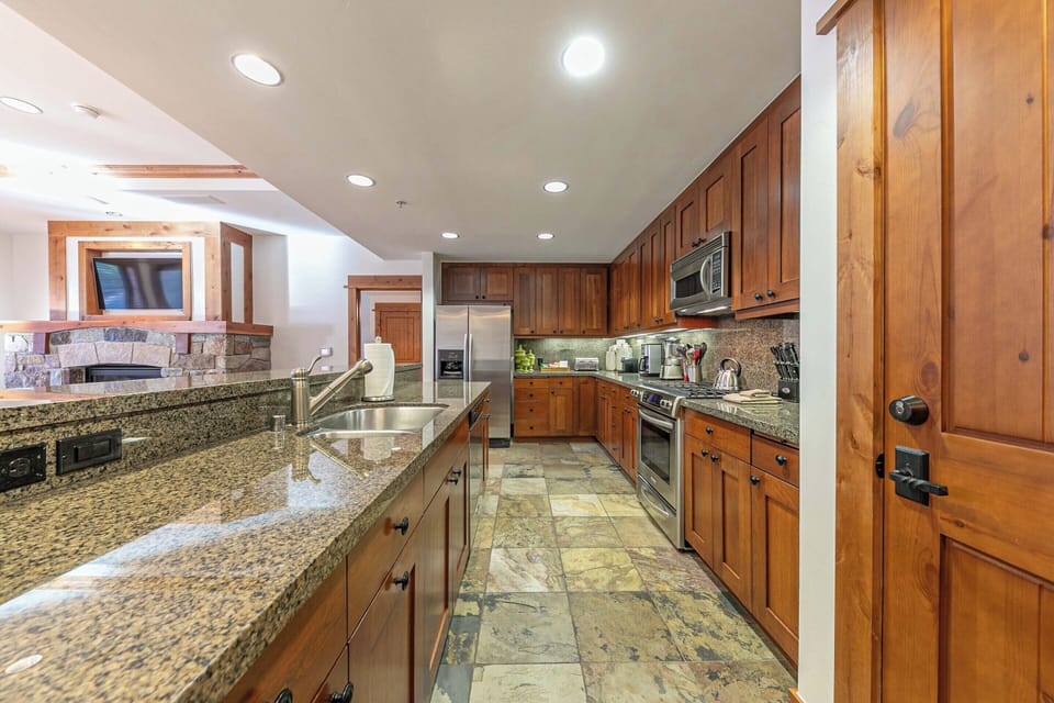 4001 Northstar Dr Unit 404-print-011-023-Interior-3360x2240-300dpi