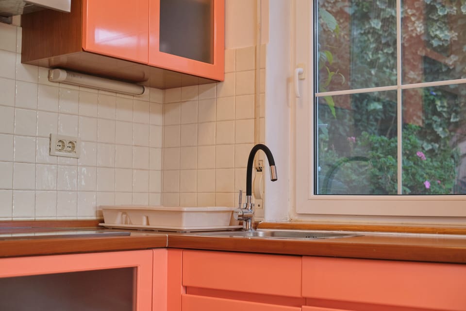 Full-size fridge, microwave, oven, stovetop