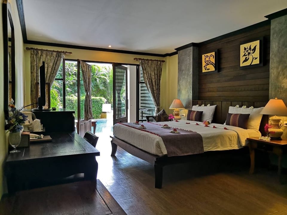 Deluxe Room with Pool View and Beachside | Free WiFi, bed sheets