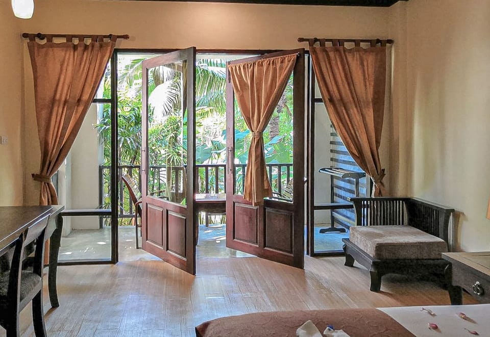 Deluxe Room with Garden View | Free WiFi, bed sheets