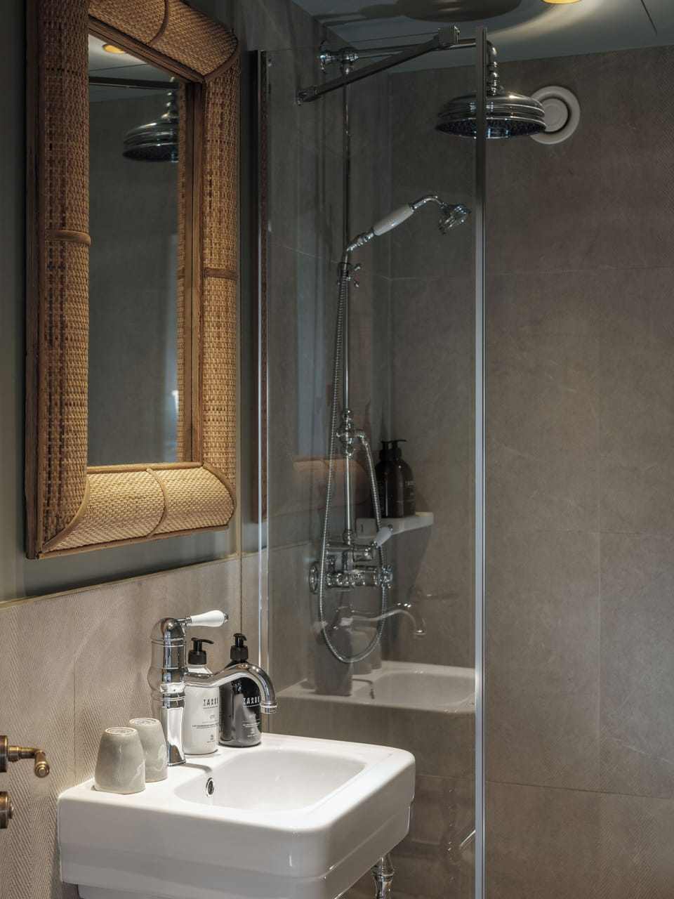 Shower, rainfall showerhead, free toiletries, hair dryer
