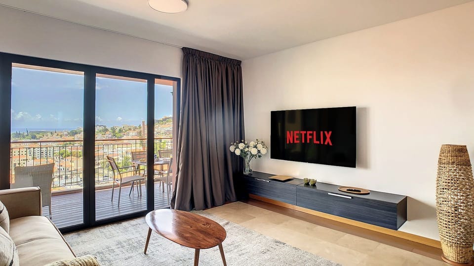 Indulge in the pinnacle of luxury living in Funchal's prestigious apartment.
#livingroom #smartTV #oceanview #funchal #bay #bluesky #modern