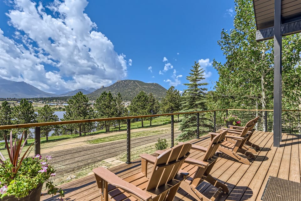 Main level deck with views - modern railings makes viewing wildlife and lake beautiful