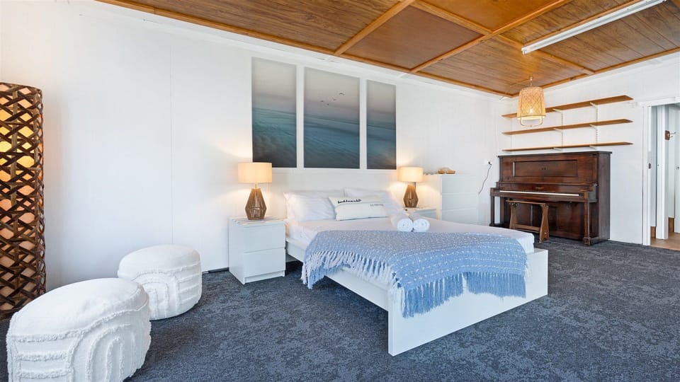 Absolute Beach | Studio deperate to house | Queen Bed | Piano | Linen included