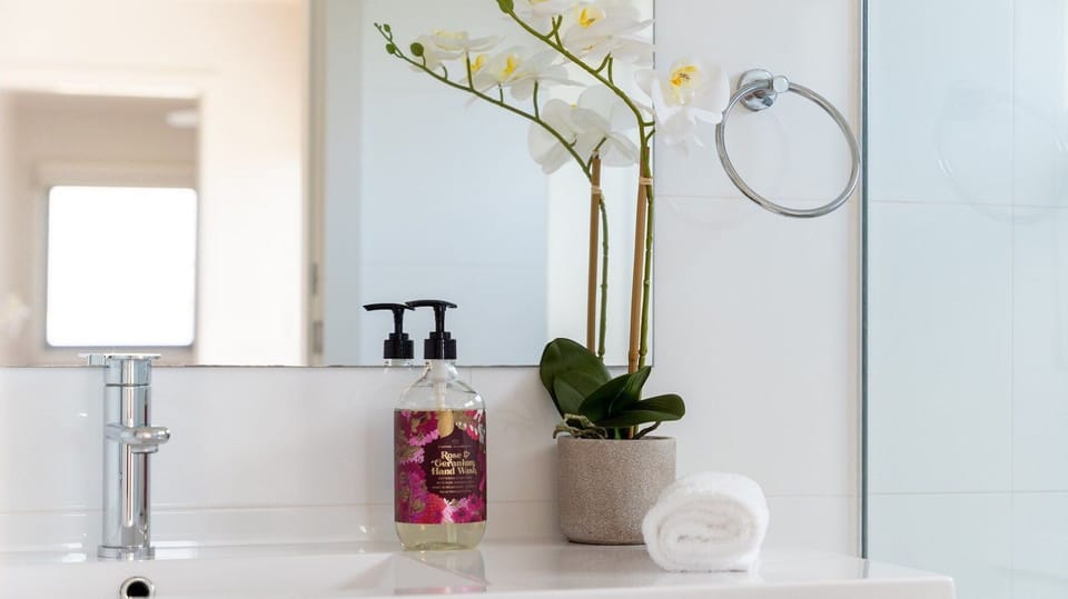 Absolute Beach | Modern Bathroom | Linen included