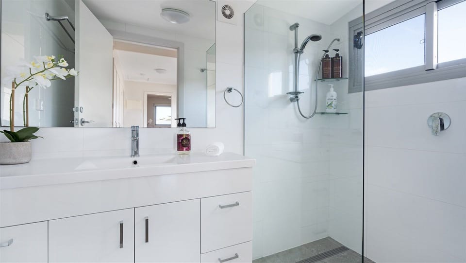 Absolute Beach | Bathroom | Body wash | Linen included