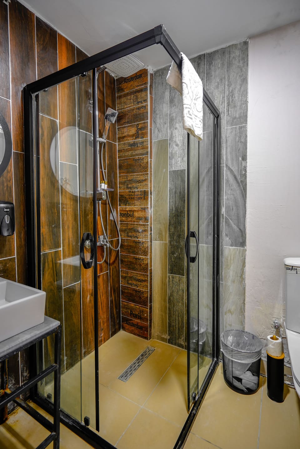 Shower, rainfall showerhead, free toiletries, hair dryer