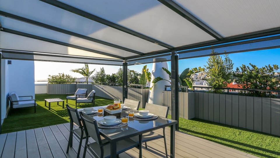 Outside private dinning table to Dine-Al Fresco.