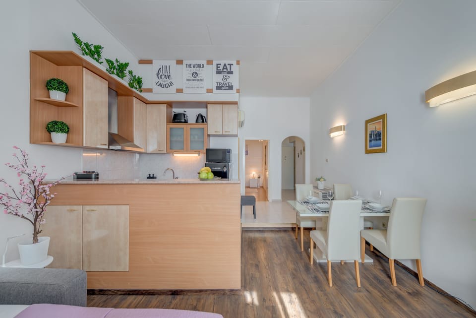 Full-size fridge, microwave, oven, stovetop