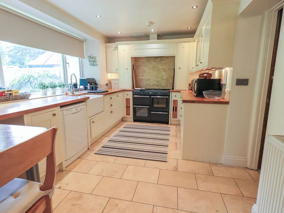 Cottage | Private kitchen | Fridge, microwave, dishwasher, cookware/dishes/utensils