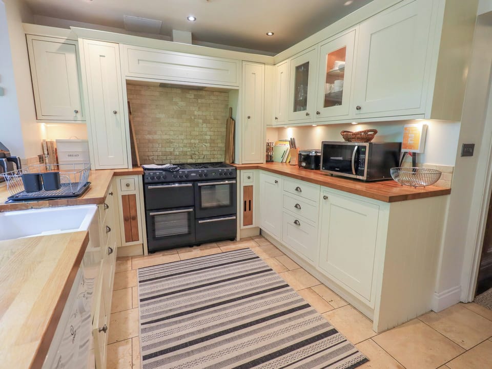 Cottage | Private kitchen | Fridge, microwave, dishwasher, cookware/dishes/utensils