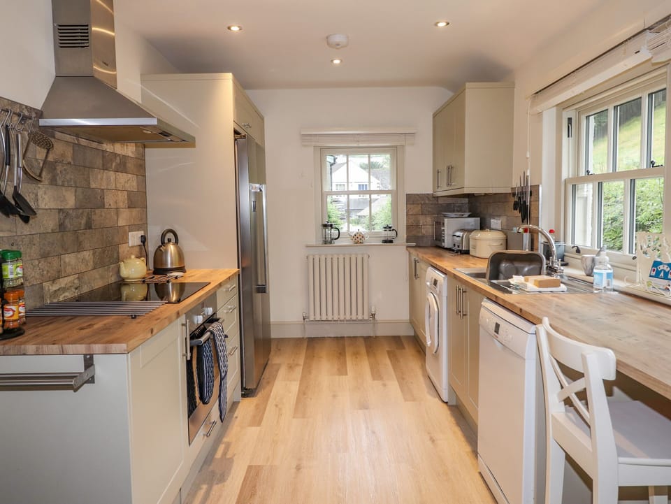 Fridge, dishwasher, cookware/dishes/utensils