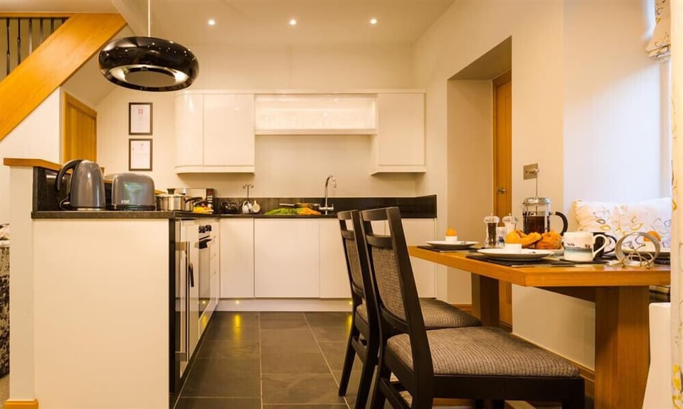 Fridge, dishwasher, cookware/dishes/utensils