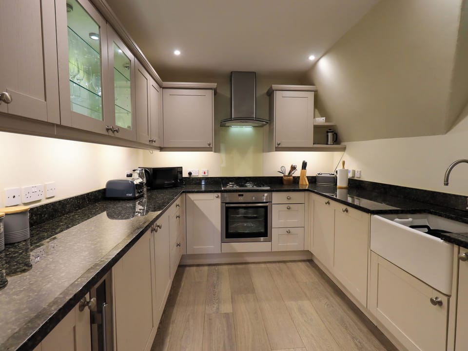 Cottage | Private kitchen | Fridge, dishwasher, cookware/dishes/utensils