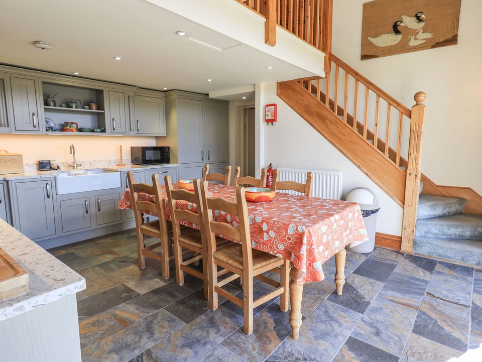 Cottage | Dining
