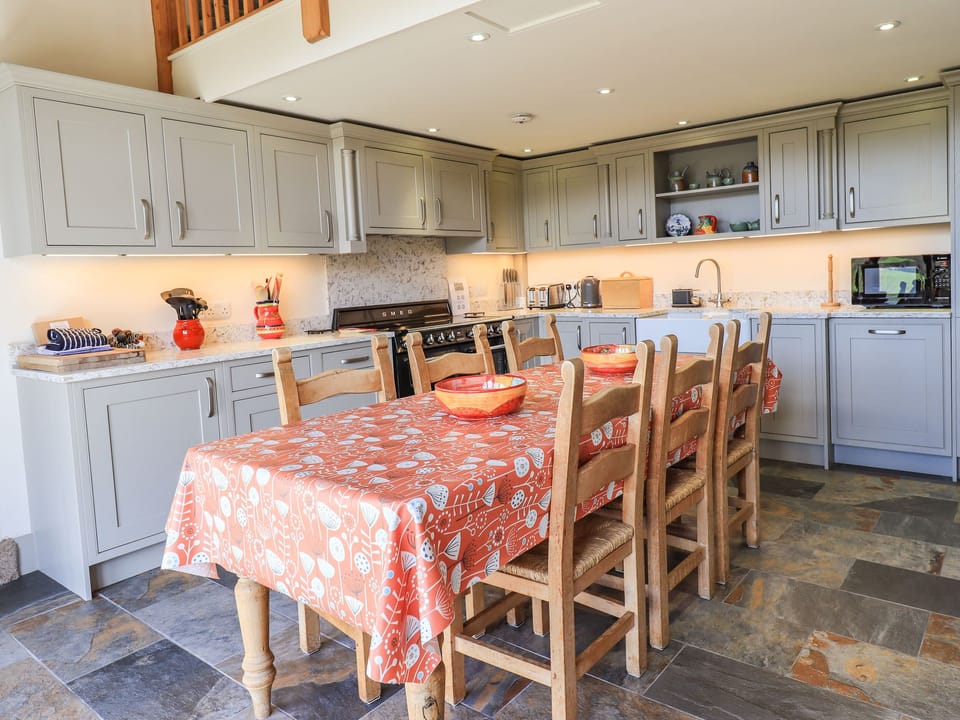 Cottage | Dining