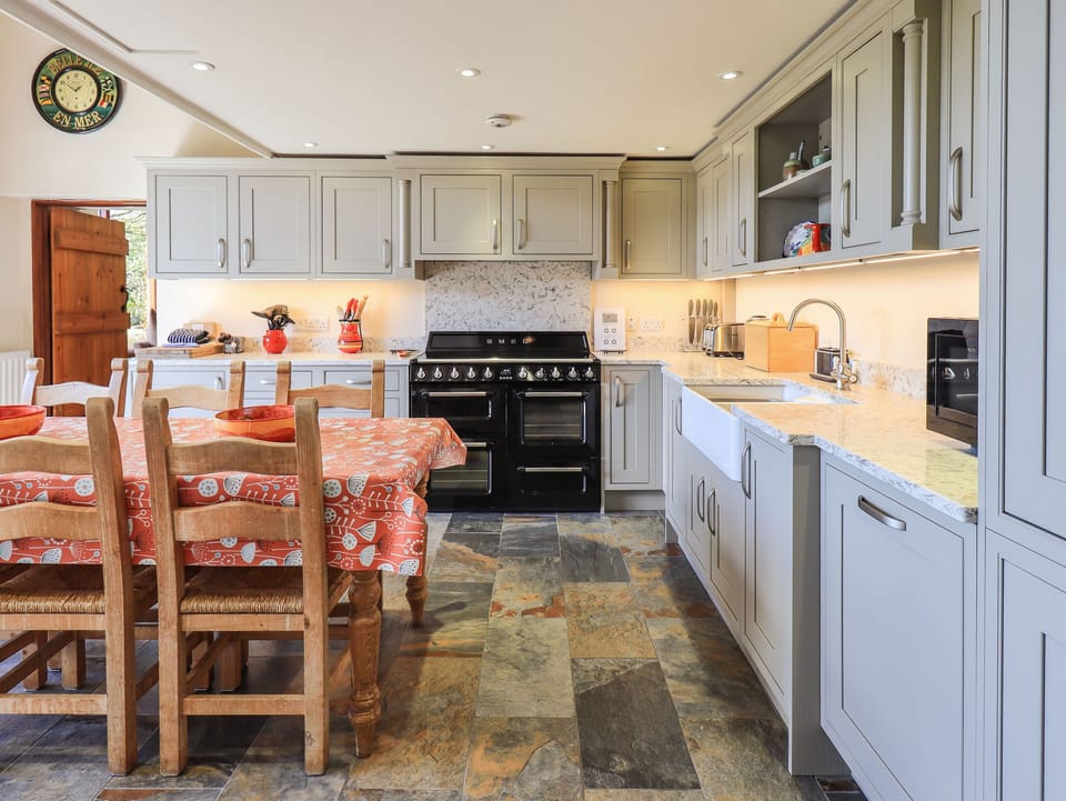 Cottage | Private kitchen | Fridge, dishwasher, cookware/dishes/utensils
