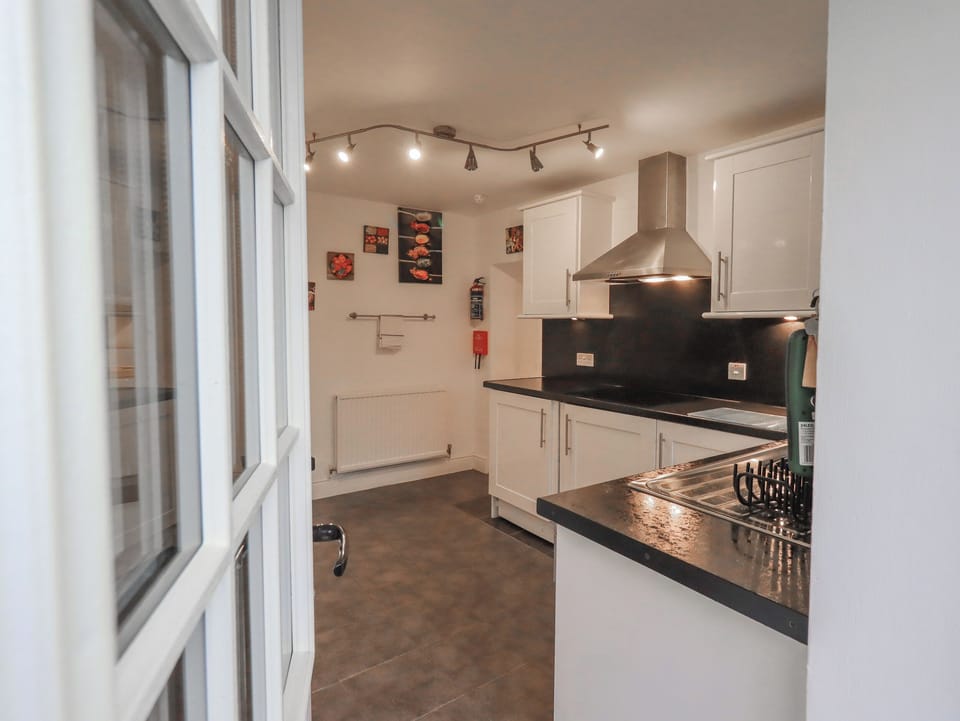 Cottage | Private kitchen | Fridge, dishwasher, cookware/dishes/utensils
