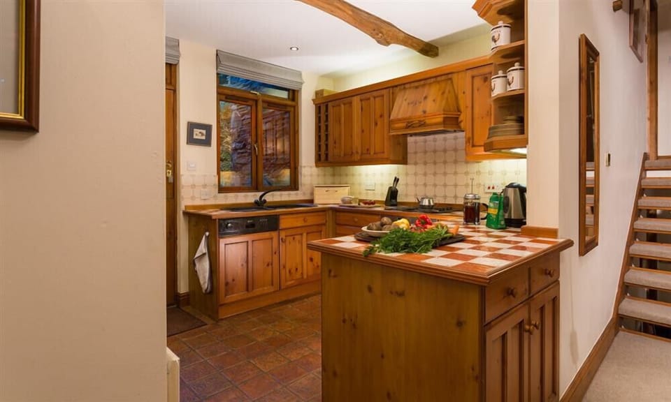 Fridge, microwave, dishwasher, cookware/dishes/utensils