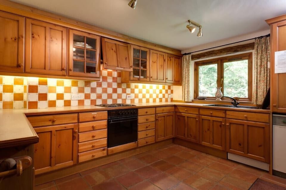 Fridge, microwave, dishwasher, cookware/dishes/utensils