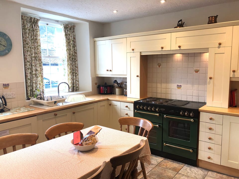 Fridge, dishwasher, cookware/dishes/utensils