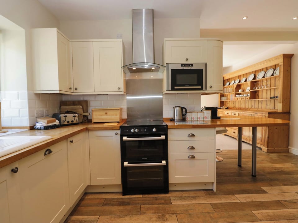 Fridge, dishwasher, cookware/dishes/utensils