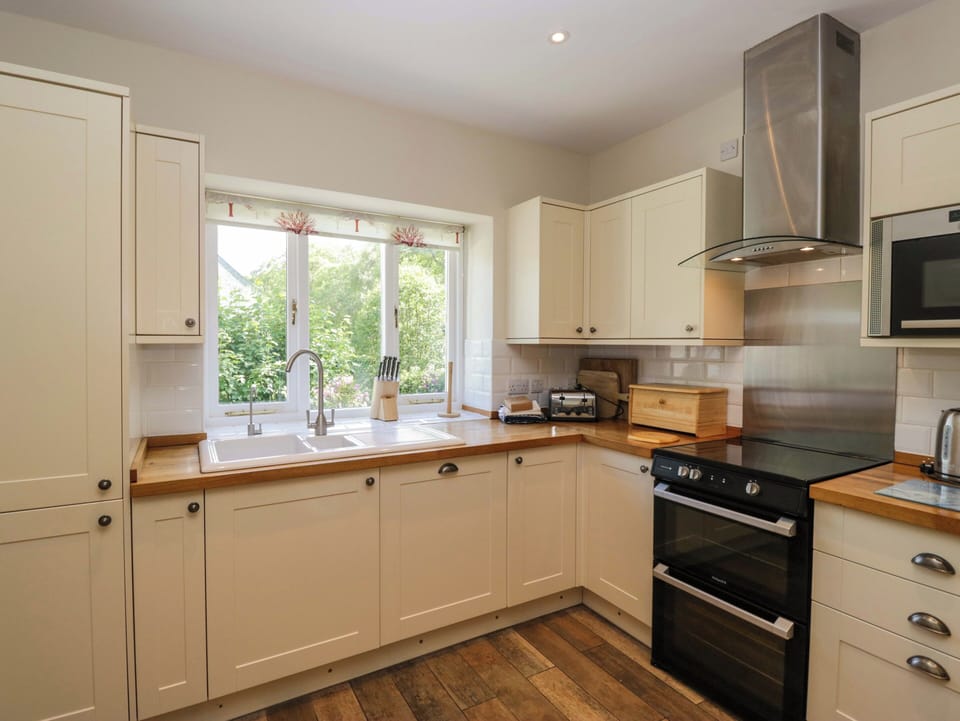 Fridge, dishwasher, cookware/dishes/utensils