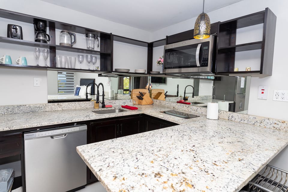 Spacious kitchen counter