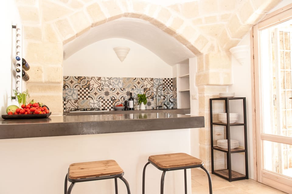 Rustic kitchen with plenty of workspace on the breakfast bar