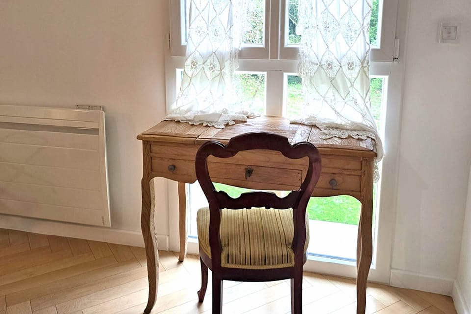Le bureau de dame de la chambre : conversation avec les oiseaux du jardin