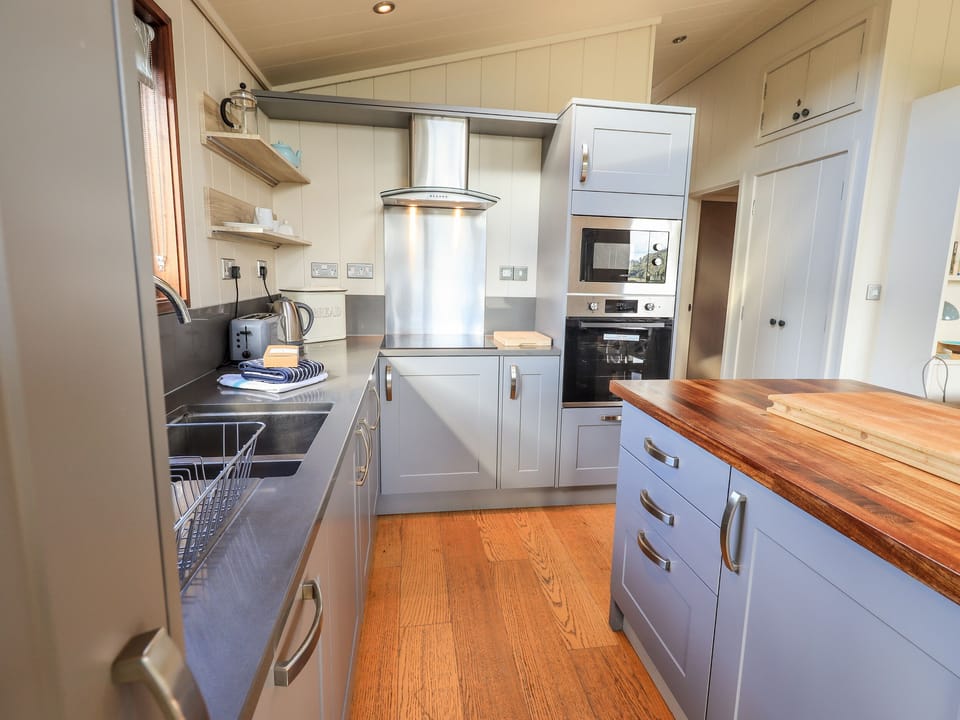 Fridge, dishwasher, cookware/dishes/utensils